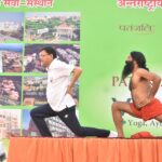 योग दिवस: मुख्यमंत्री धामी में पतंजलि योगपीठ में बाबा रामदेव के साथ किया योग
