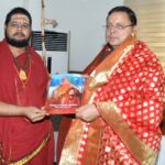 स्वामी श्री स्वात्मनन्देन्द्र सरस्वती ने मुख्यमंत्री को दिया आमंत्रण