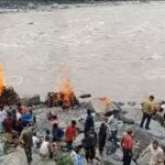 अलकनंदा के तट पर एक साथ जलीं 11 चिताएं