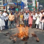 राहुल गांधी को रावण दर्शाने पर कांग्रेस में आक्रोश, भाजपा का पुतला फूंका