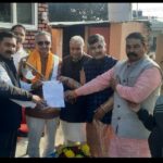 भगवान परशुराम चौक का प्रस्ताव पारित होने पर गामा को भेंट किया फरसा
