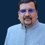उल्टे अक्षरों में गीता, सुई से मधुशाला और कील से लिख दी पीयूष वाणी