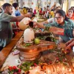 बारिश के बीच शिवालयों में जलाभिषेक के लिए उमड़ी श्रद्धालुओं की भीड़