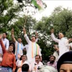 राजभवन कूच : कांग्रेसियों ने बैरिकेडिंग पर चढ़कर लगाए नारे, 150 कार्यकर्ता