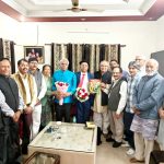 लहरों पर बहते फूल कहीं अपने होते?