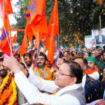 अभाविप की शोभा यात्रा के स्वागत में सम्मिलित हुए मुख्यमंत्री धामी, पुष्पवर्षा कर किया स्वागत